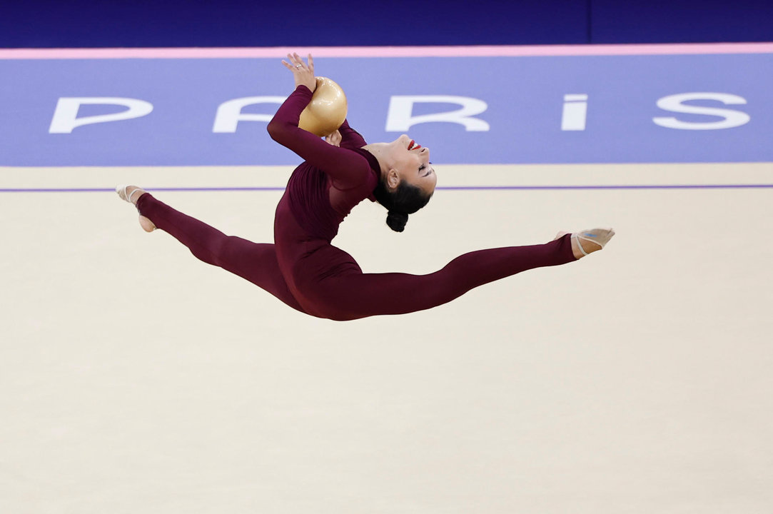 La gimnasta española Alba Bautista ejecuta su rutina de pelota en la fase clasificatoria del concurso completo individual de gimnasia rítmica de los Juegos Olímpicos de París 2024. EFE/ Sashenka Gutiérrez