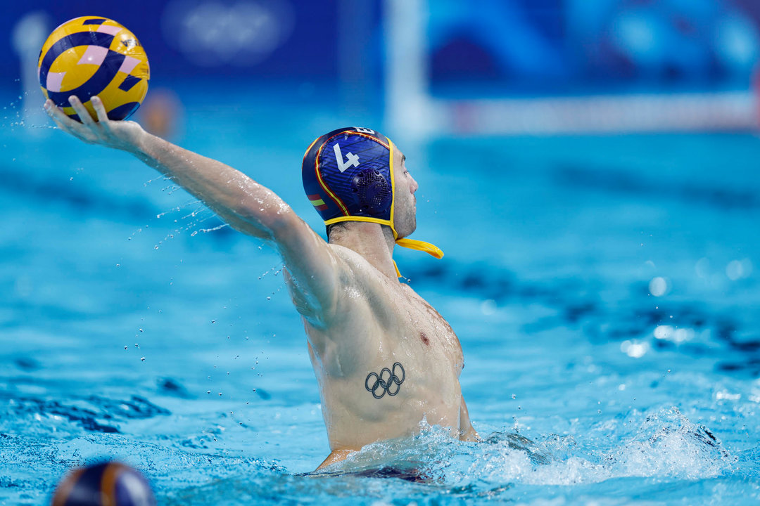 El español Bernat Sanahuja, en acción contra Italia durante su partido de clasificación del 5º al 8º de waterpolo masculino de los Juegos Olímpicos de París 2024. EFE/ Sashenka Gutiérrez