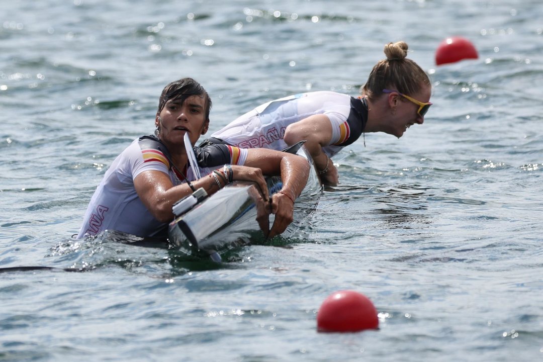 Carolina García Otero y Sara Ouzande , tras volcar en la final B del K 2 500 m femenino de los Juegos Olímpicos de París 2024. EFE/EPA/MÁXIMO SHIPENKOV