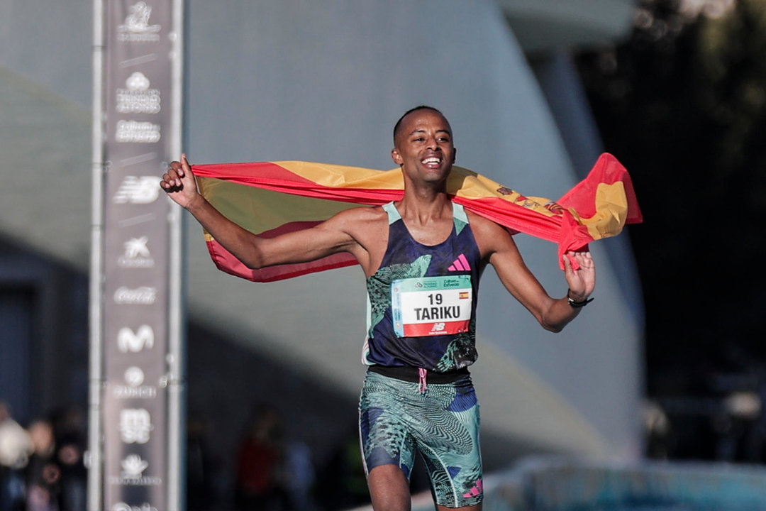 Foto de archivo de Tariku Novales en el momento de establecer el récord de España de maratón, en Valencia. EFE/Manuel Bruque