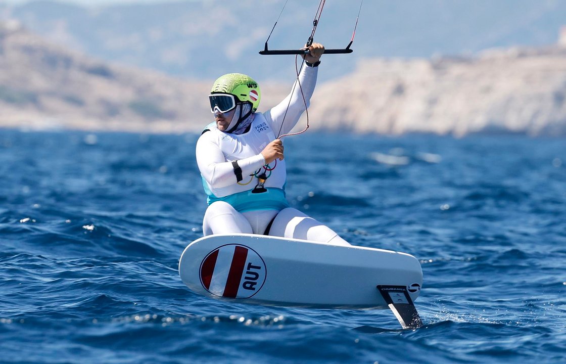 El austríaco Valentin Bontus se adjudicó la victoria en la Fórmula Kite (tabla con cometa y foil) masculina, clase que se ha estrenado en estos Juegos de París 2024. EFE/EPA/SEBASTIEN NOGIER