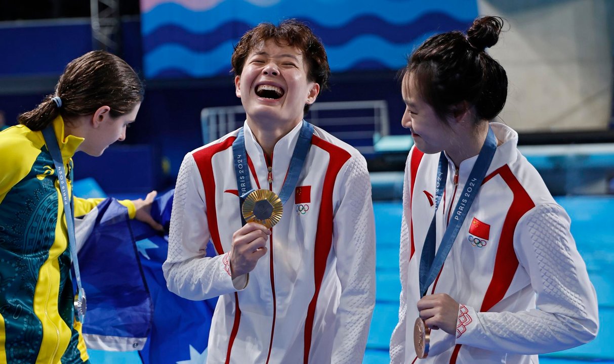 De izquierda a derecha, la australiana Maddison Keeney (plata), la china of Australia, Chen Yiwen (oro) y la su compatriota Chang Yani. EFE/EPA/TOLGA AKMEN