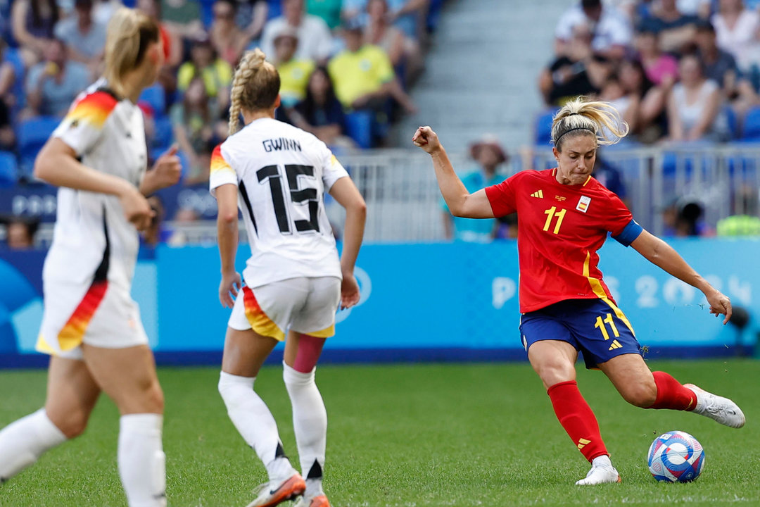 La futbolista española Alexia Putellas en acción ante Alemania durante el partido por la medalla de bronce de los Juegos Olímpicos de París 2024 contra Alemania este viernes en el Estadio de Lyon. EFE/ Miguel Toña