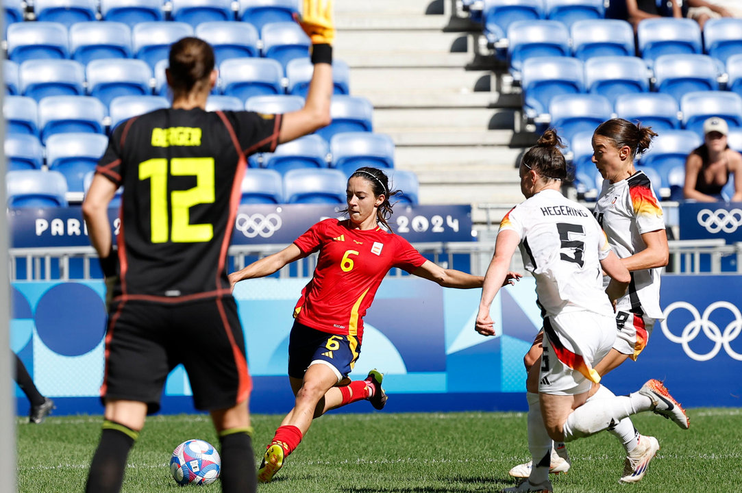 LYON, 09/08/2024.- La jugadora de España Aitana Bonmati (2i) en acción ante Alemania durante el partido por la medalla de bronce de los Juegos Olímpicos de París 2024 contra Alemania este viernes en el Estadio de Lyon. EFE/ Miguel Toña