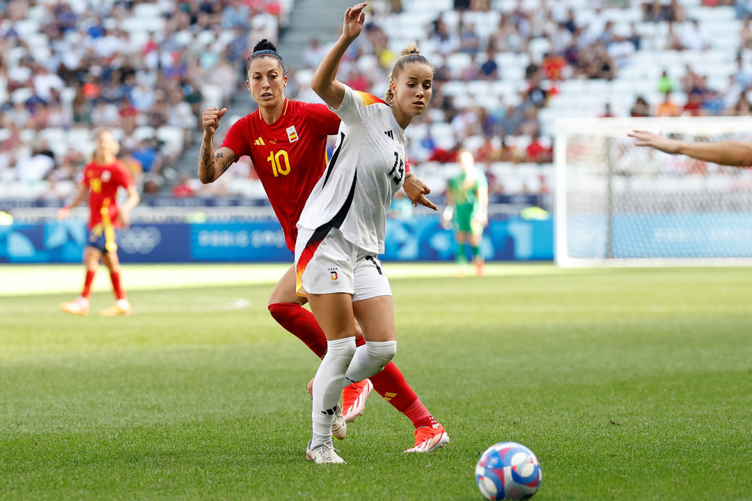 LYON, 09/08/2024.- La jugadora de España Jennifer Hermoso (i) en acción ante la jugadora de Alemania Giulia Gwinn durante el partido por la medalla de bronce de los Juegos Olímpicos de París 2024 contra Alemania este viernes en el Estadio de Lyon. EFE/ Miguel Toña