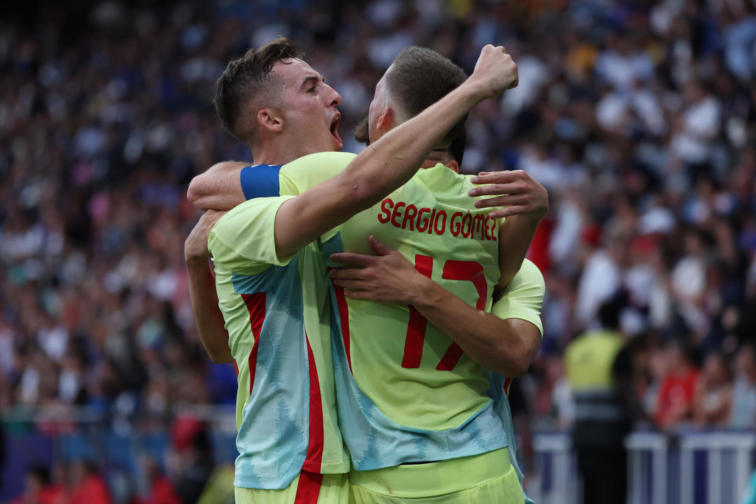 Sergio Camello celebra uno de sus goles en la final olímpica de fútbol de París. EFE/ Kiko Huesca