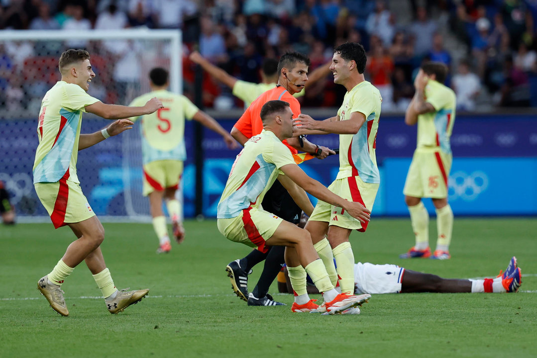 Los jugadores españoles celebran la medalla de oro conseguida tras vencer a Francia al finalizar la prórroga del partido por la medalla de oro de los Juegos Olímpicos de París 2024 que Francia y España disputan este viernes en el Parc des Princes, de Paris . EFE/ JUANJO MARTIN