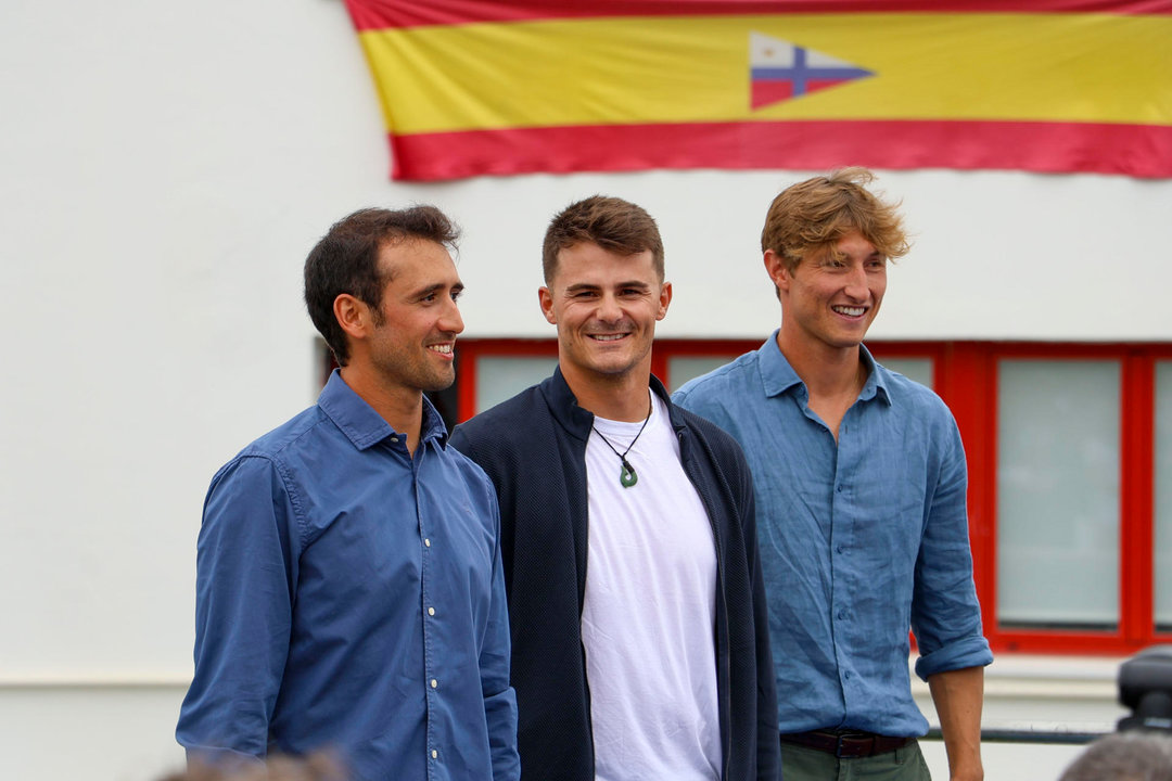 Homenaje en el exterior del Real Club Marítimo de Santander a los ganadores de la medalla de oro de vela en los Juegos Olímpicos de París, Diego Botín y Florián Trittel, y su entrenador Álvaro del Arco, en un acto abierto a todos los presentes hoy viernes en la capital cántabra. EFE/Celia Agüero Pereda