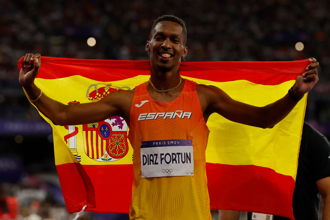 El atleta español Jordan Alejandro Díaz celebra el oro en la final de Triple salto masculino en el marco de los Juegos Olímpicos París 2024, este viernes en el Estadio de Francia de Saint-Denis.   EFE/ Julio Munoz