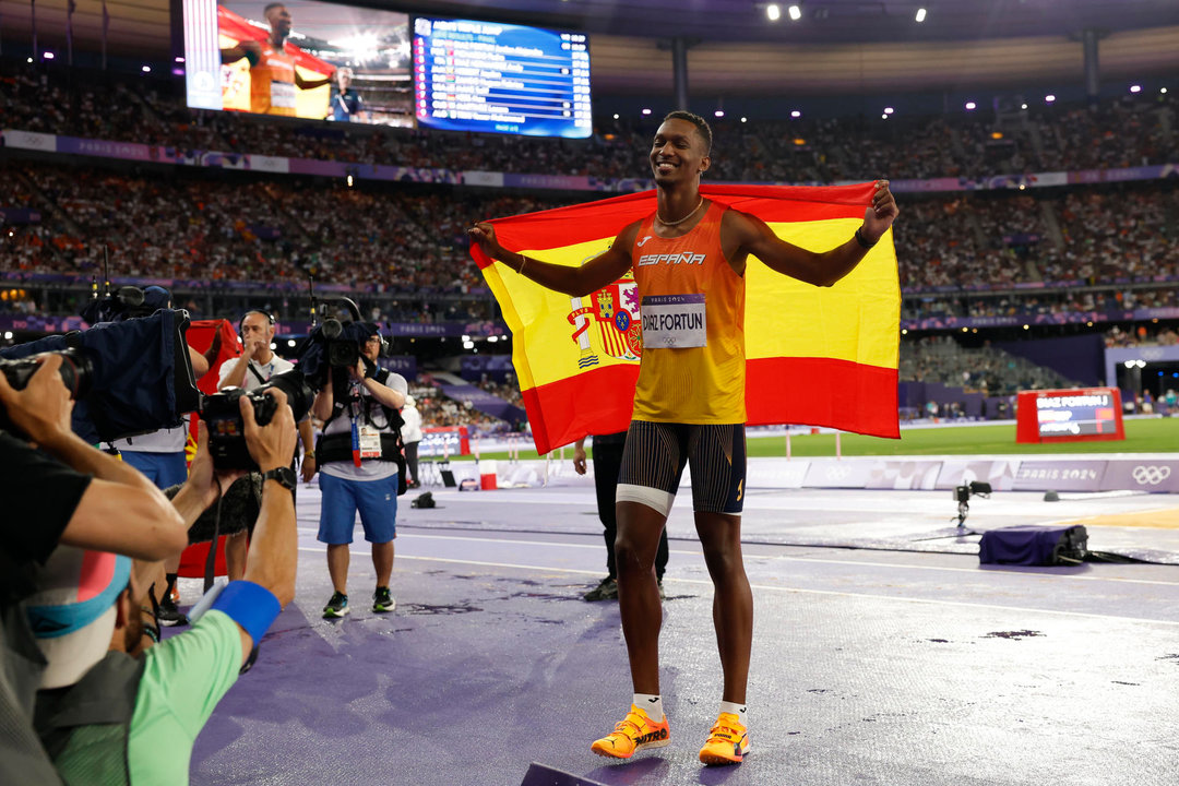 El atleta español Jordan Alejandro Díaz celebra el oro en la final de Triple salto masculino en el marco de los Juegos Olímpicos París 2024, este viernes en el Estadio de Francia de Saint-Denis.   EFE/ Julio Munoz