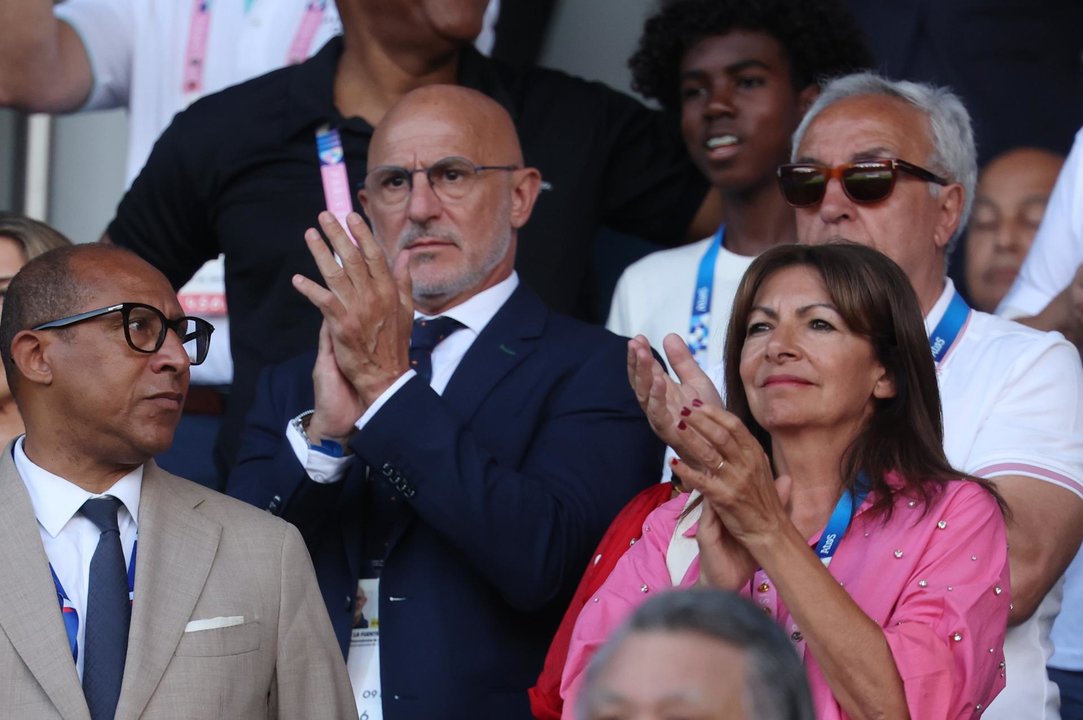 El seleccionador nacional, Luis dela Fuente, presencia la final olímpica de fútbol en la que España ganó a Francia para lograr el oro. EFE/EPA/MOHAMMED BADRA