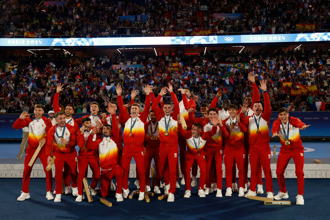 Los jugadores de España posan con la medalla de oro de fútbol masculino en los Juegos Olímpicos de París 2024. EFE/JUANJO MARTIN