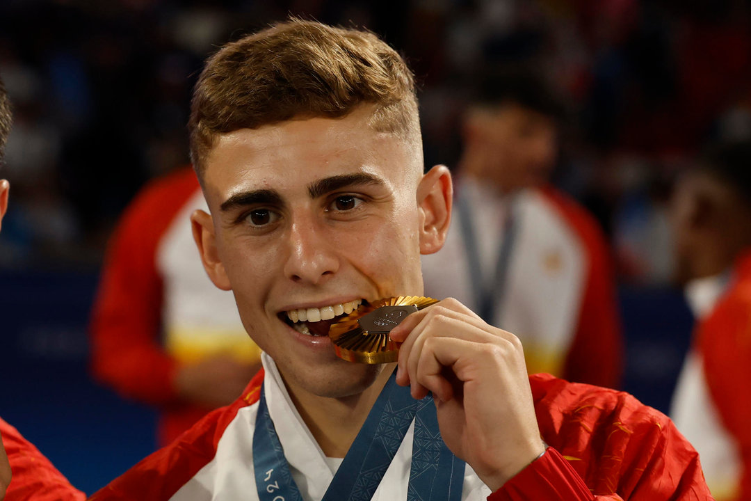 PARIS, 09/08/2024.- El jugador español Fermín López posa con la medalla de oro conseguida en la final de fútbol masculino de los Juegos Olímpicos de París 2024 que Francia y España han disputado este viernes en el Parque de los Príncipes, de Paris . EFE/ Juanjo Martin