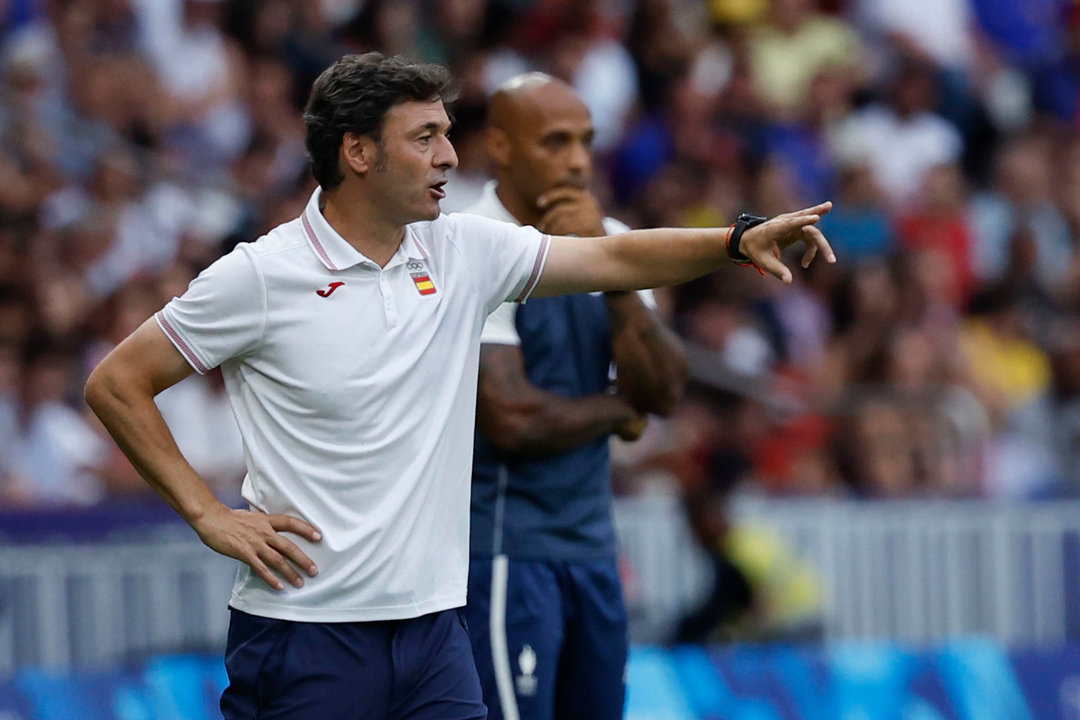 PARIS, 09/08/2024.- El entrenador español, Santi Denia, durante el partido por la medalla de oro de los Juegos Olímpicos de París 2024 que Francia y España disputan este viernes en el Parc des Princes, de Paris . EFE/ JUANJO MARTIN