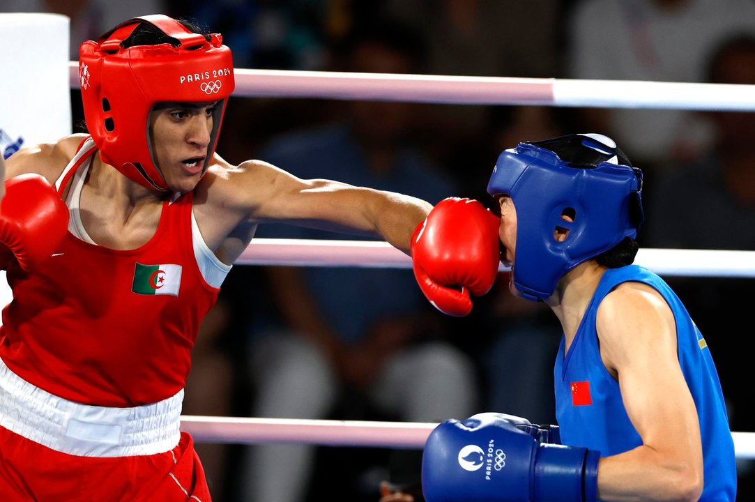 Paris (Francia), 09/08/2024.- La boxeadora argelina Imane Khelif concluyó sus controvertidos Juegos de París con el título de campeona olímpica de la categoría de 66 kilos tras derrotar a la china Liu Yang en la final, un premio que para la medallista de oro sirve de respuesta a la ola de controversias y debates creados sobre su propio género. EFE/EPA/MAST IRHAM