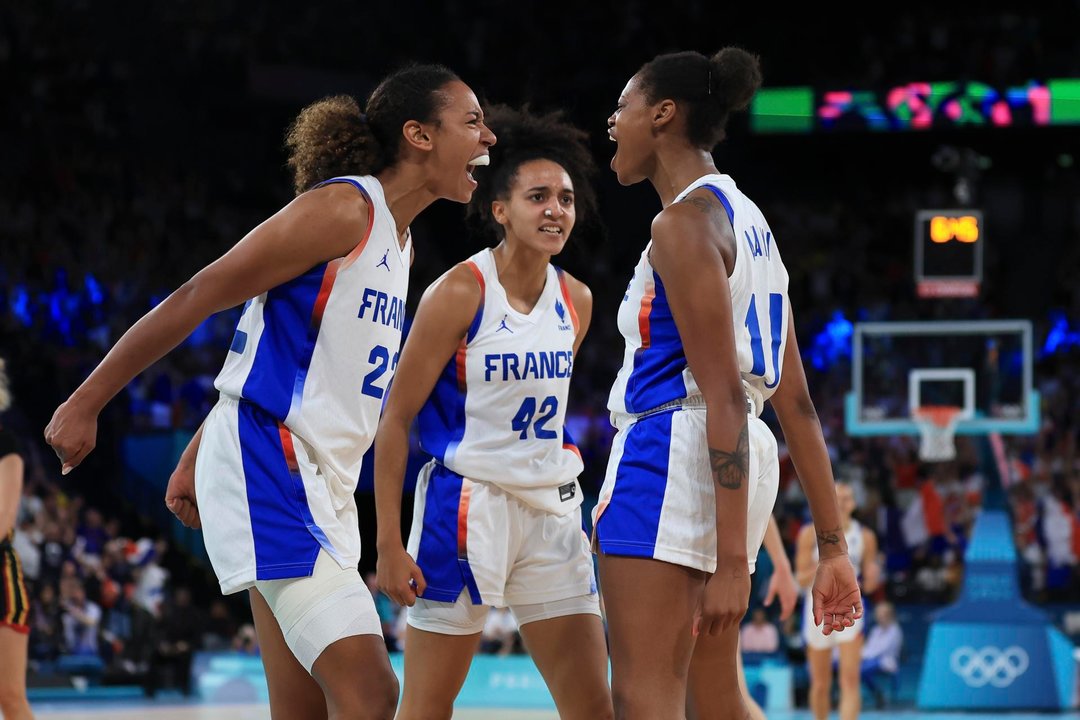 Paris (Francia), 09/08/2024.- Francia le discutirá el oro a Estados Unidos en la final del torneo olímpico de baloncesto femenino de París 2024, que se disputará, de nuevo en el Arena Bercy, este domingo, donde, previamente, Bélgica y Australia pelearán por el bronce. EFE/EPA/RITCHIE B. TONGO