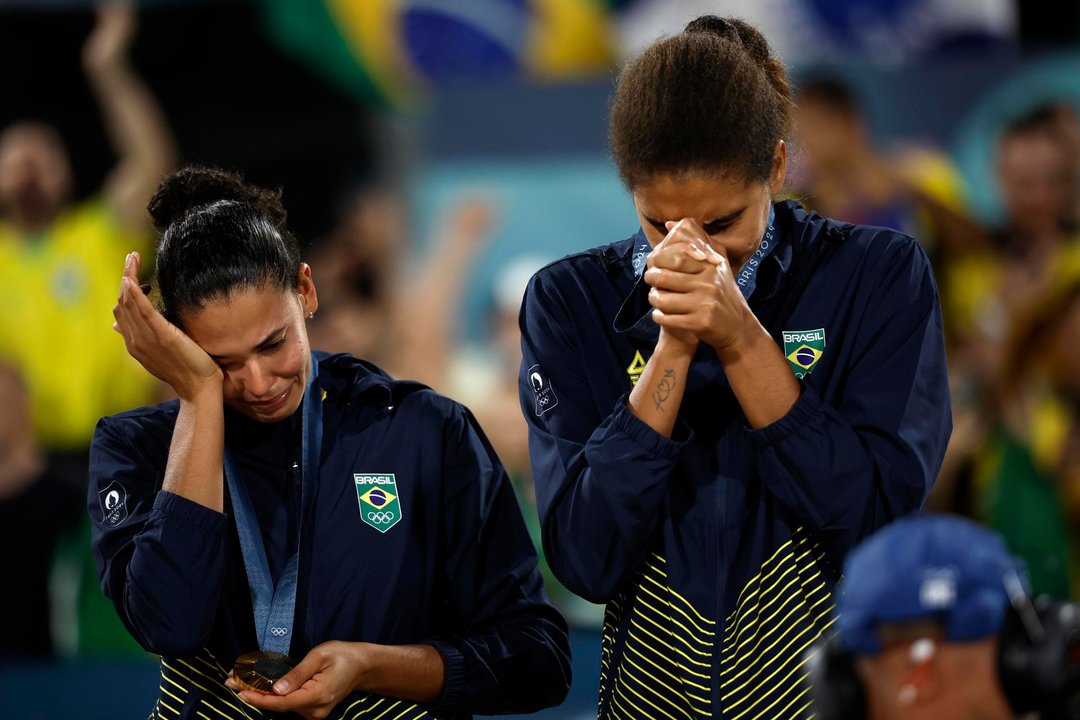 La brasileñas Ana Patricia Silva Ramos (d) y Eduara Santos Lisboa 'Duda' fueron registradas este viernes, 9 de agosto, al llorar luego de recibir la medalla de oro del voleibol de playa femenino de los Juegos Olímpícos 2024, luego de vencer en la final a la dupla de las canadienses Melissa Humana-Paredes y Brandie Wilkerson, a los pies de la Torre Eiffel, en París (Francia) EFE/Yoan Valat