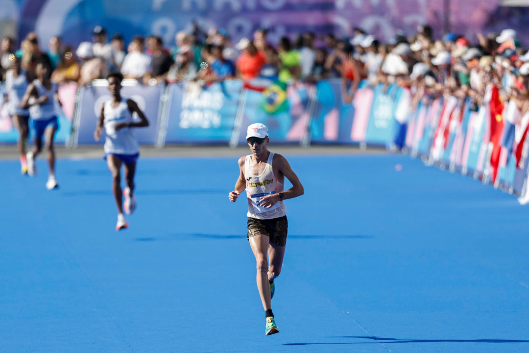 El atleta español Yago Rojo se dispone a cruzar la línea de meta en la prueba de maratón masculino de los Juegos Olímpicos 2024 disputado este sábado en París. EFE/Sashenka Gutiérrez