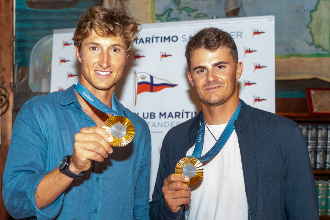 Los ganadores del oro olímpico de la clase '49er' de Vela en los Juegos Olímpicos de París 2024, Diego Botín (d) y Florian Trittel, posan durante una entrevista con la agencia EFE en Santander en la que repasan cómo consiguieron alzarse con la medalla de oro en París. EFE/ Román G. Aguilera