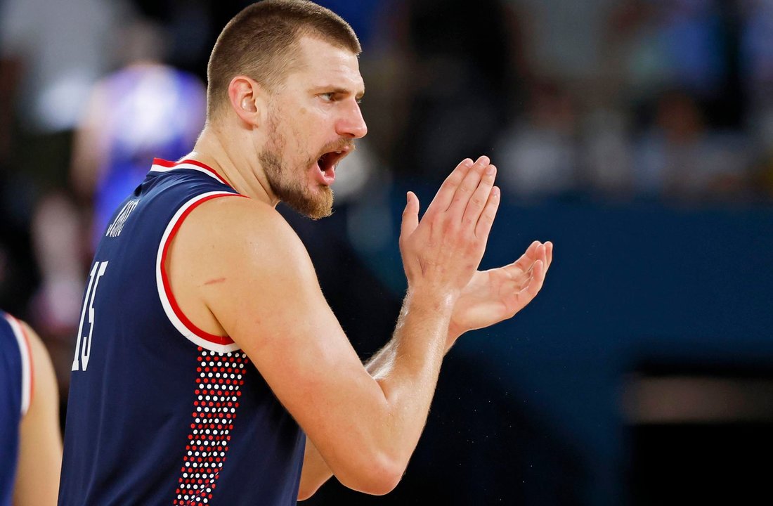 El serbio Nikola Jokic celebra una jugada de su equipo durante el partido por el bronce de los Juegos Olímpicos de París 2024 que su equipo se adjudicó ante Alemania. EFE/EPA/CAROLINE BREHMAN