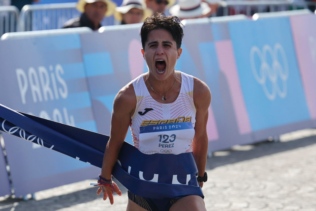 María Pérez, que será abanderada de España en la ceremonia de clausura de los Juegos, cuando cruzó la línea de meta para proclamarse campeona, junto a Álvaro Martín, de la prueba de maratón mixto de marcha de los Juegos Olímpicos de París 2024. EFE/ Miguel Gutiérrez