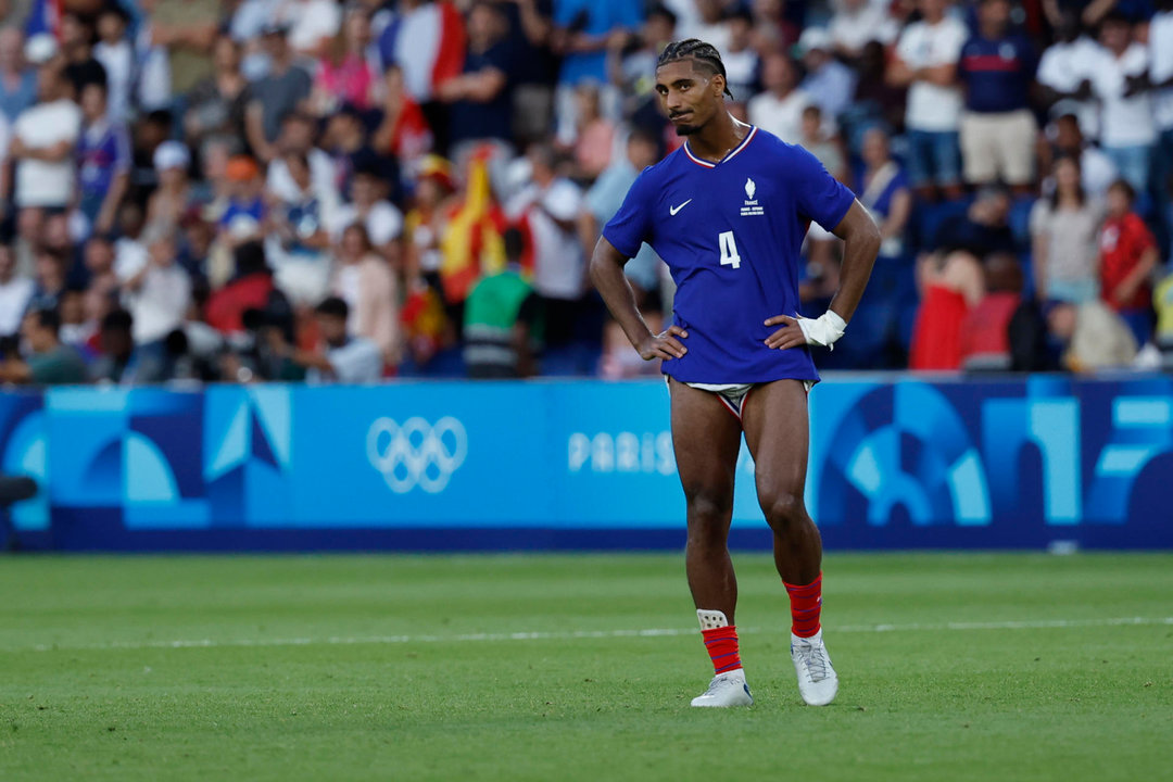 El jugador francés Loic Bade tras perder ante el equipo español en el partido por la medalla de oro de los Juegos Olímpicos de París 2024 que Francia y España disputan este viernes en el Parc des Princes, de Paris . EFE/ Juanjo Martin