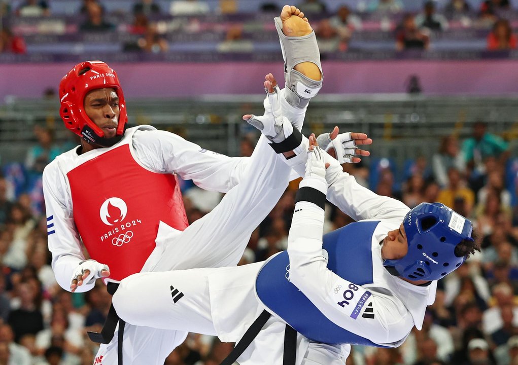 El cubano Rafael Alba of Cuba (rojo) en su combate contra el británico Caden Cunningham en el Grand Palais en Paris, Francia. EFE/EPA/DIVYAKANT SOLANKI