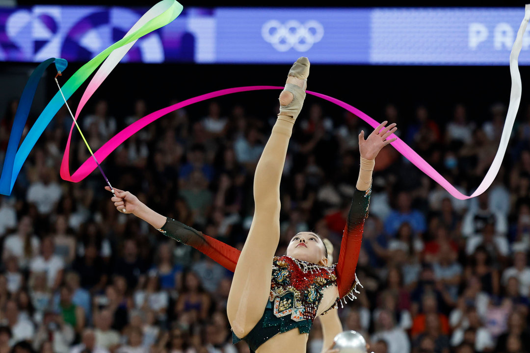 Las gimnastas del equipo chino compiten en la final del concurso completo por equipos de gimnasia rítmica en la capital gala, este sábado. EFE/Sashenka Gutiérrez