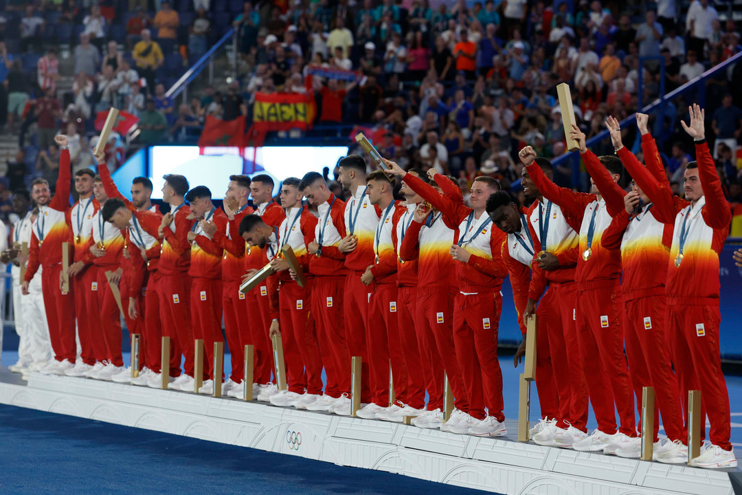 Los jugadores españoles posan con la medalla de oro conseguida en la final de fútbol masculino de los Juegos Olímpicos de París 2024 que Francia y España han disutado este viernes en el Parc des Princes, de Paris . EFE/ Juanjo Martin