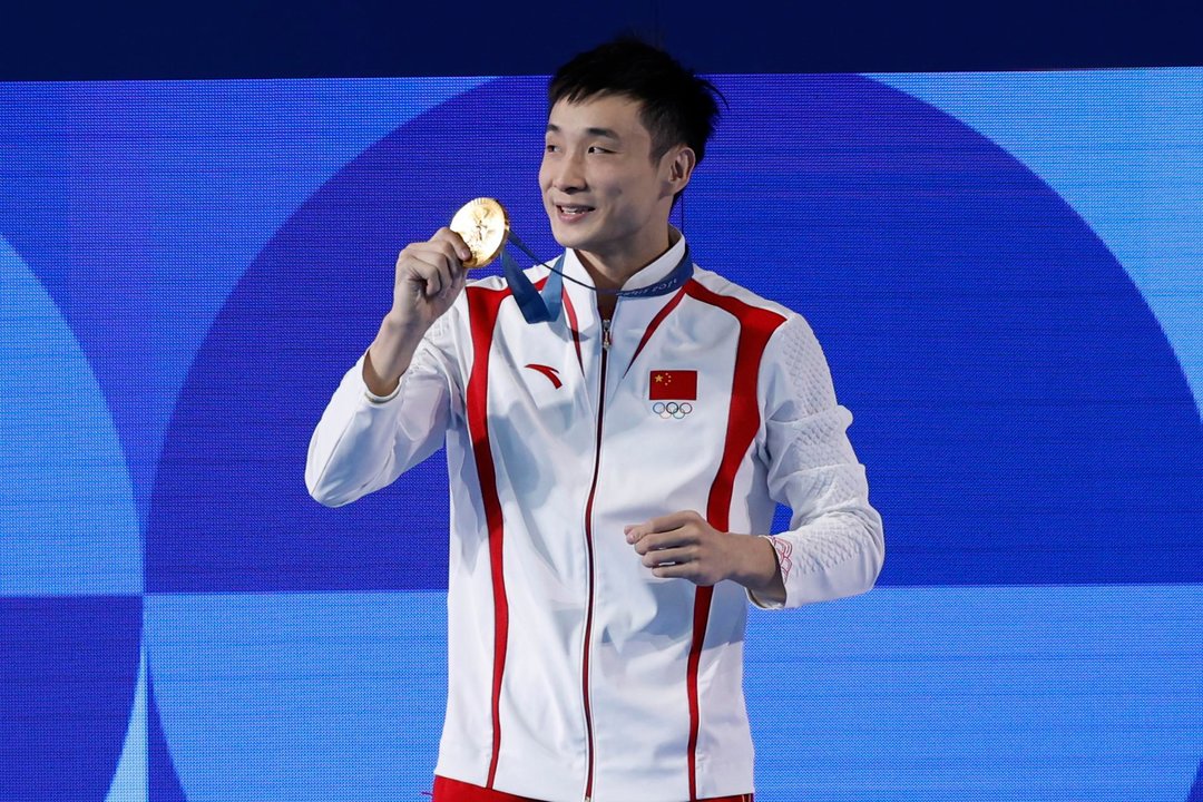 El chino Yuan Cao muestra su medalla tras ganar la prueba de trampolíb de 10 metros.EFE/EPA/TOLGA AKMEN