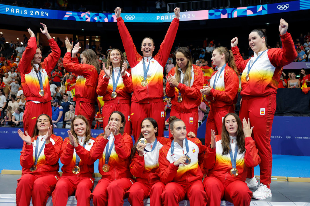 Las waterpolistas españolas posan con la medalla de oro en el podio de los Juegos Olímpicos de París 2024 este sábado en Nanterre, Francia. EFE/ Lavandeira Jr.