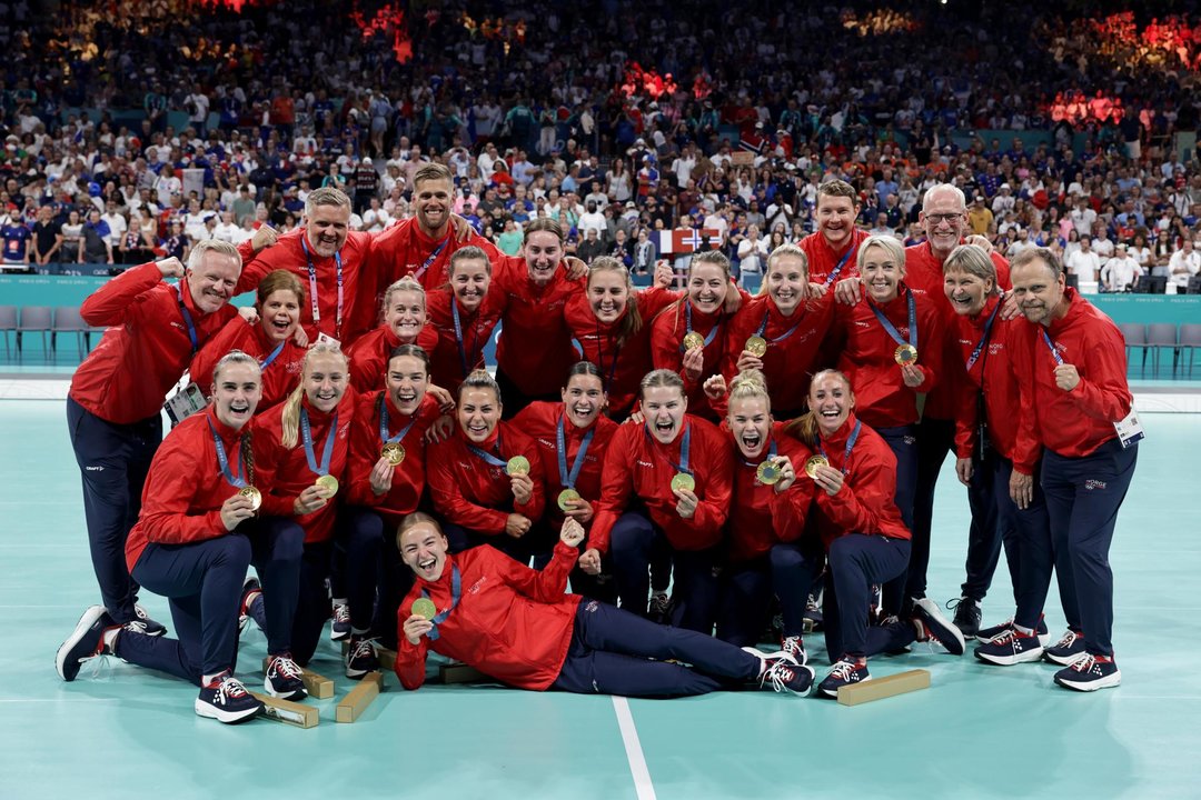 La selección noruega femenina de balonmano sumó su tercer titulo de campeona olímpica tras ganar a Francia en el Pierre Mauroy Stadium en Villeneuve-d'Ascq, Francia. EFE/EPA/ALEX PLAVEVSKI