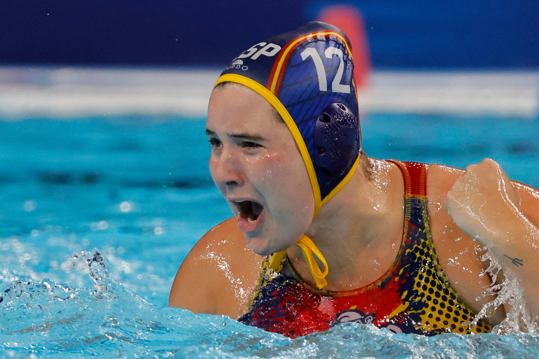 La waterpolista española Paula Leiton celebra un tanto ante Australia durante el partido por el oro de waterpolo femenino de los Juegos Olímpicos de París 2024 este sábado en Nanterre, Francia. EFE/ Lavandeira Jr.