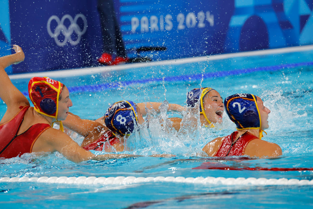 Las waterpolistas españolas Laura Ester Ramos (i), Pili Peña (2i), Paula Crespi (2d) e Isabel Piralkova (d) se lanzan a la piscina tras pitar el final del partido y proclamarse ganadoras de la medalla de oro de los Juegos Olímpicos de París 2024 ante Australia este sábado en Nanterre, Francia. EFE/ Lavandeira Jr.