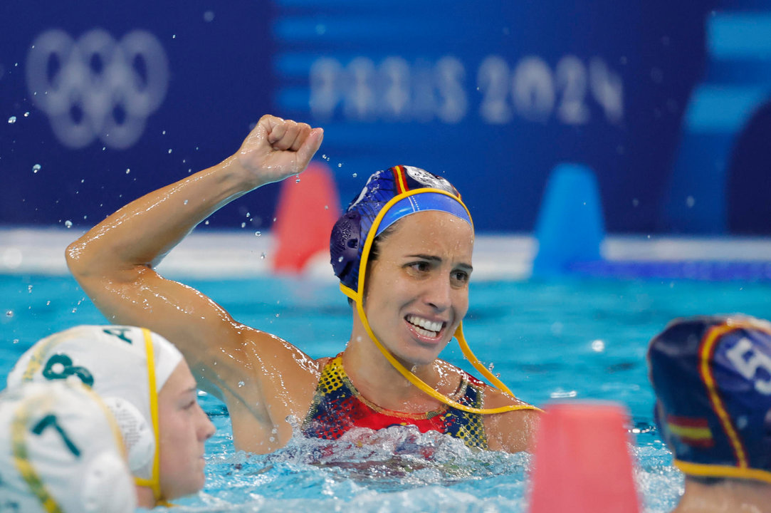 La waterpolista española Anni Espar (c) celebra un tanto ante Australia durante el partido por el oro de waterpolo femenino de los Juegos Olímpicos de París 2024 este sábado en Nanterre, Francia. EFE/ Lavandeira Jr.