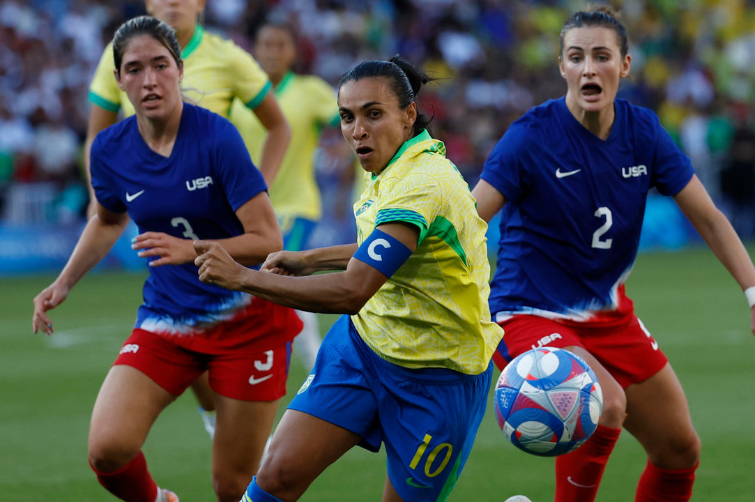 La brasileña Marta corre hacia el balón ante las jugadoras de Estados Unidos durante la final de Fútbol femenino, entre Brasil y Estados Unidos, en los Juegos Olímpicos de París 2024 este sábado, en la capital gala. EFE/ Miguel Toña