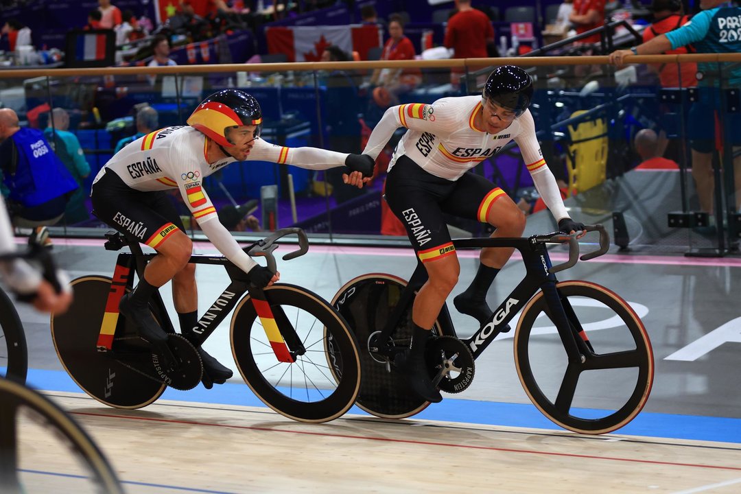 Sebastian Mora Vedri y Albert Torres Barcelo en el velódromo de Saint-Quentin-en-Yvelines Velodrome en Saint-Quentin-en-Yvelines, Francia. EFE/EPA/MARTIN DIVISEK