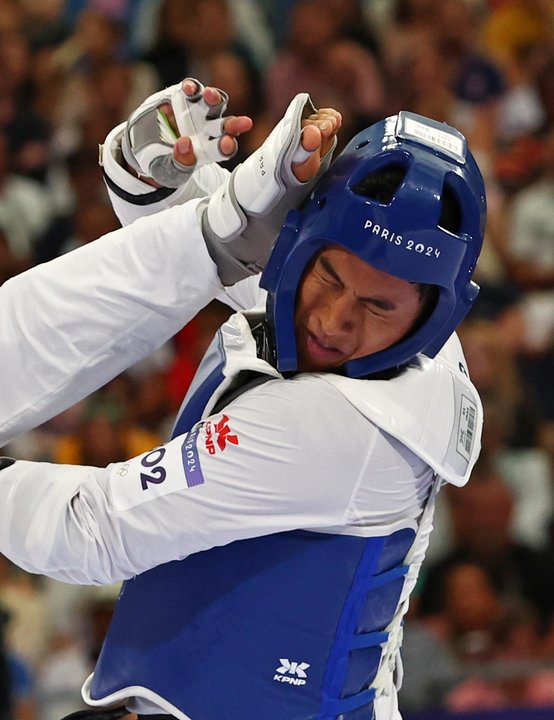 El mexicano Carlos Sansores (azul) ante la irané Arian Salimi en el Grand Palais en Paris, Francia. EFE/EPA/DIVYAKANT SOLANKI