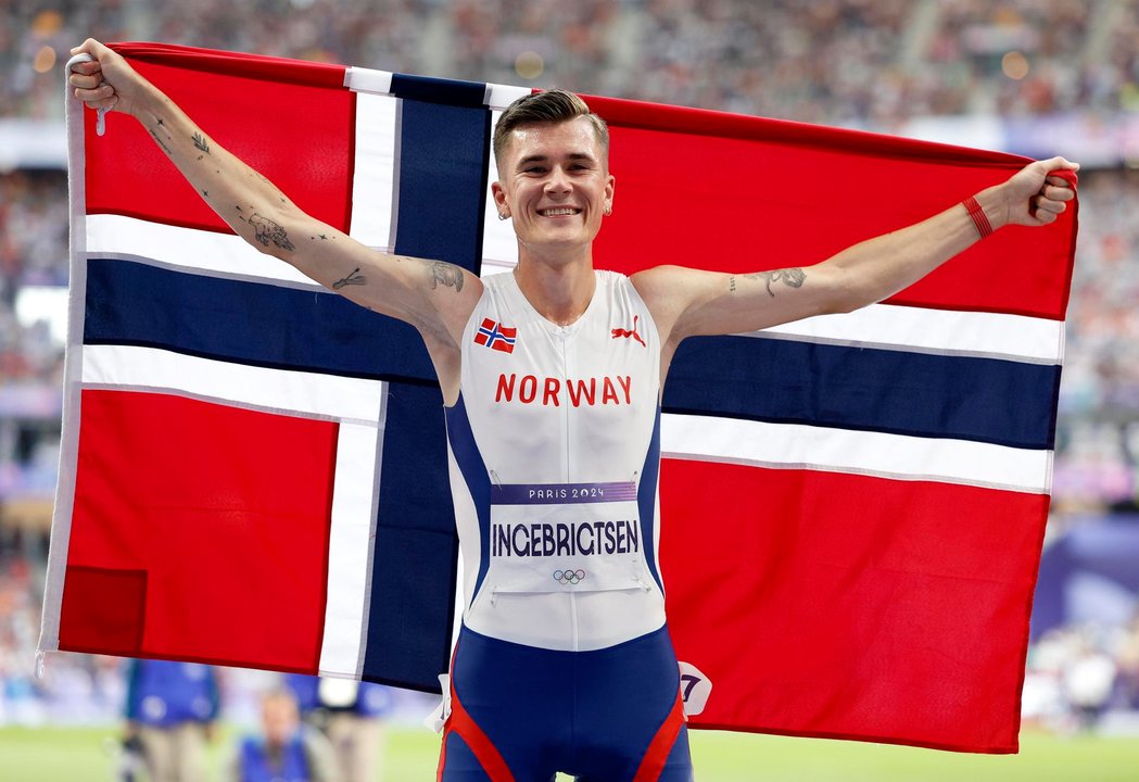 Jakob Ingebrigtsen celebra su título olímpico en Saint Denis, Francia. EFE/EPA/FRANCK ROBICHON