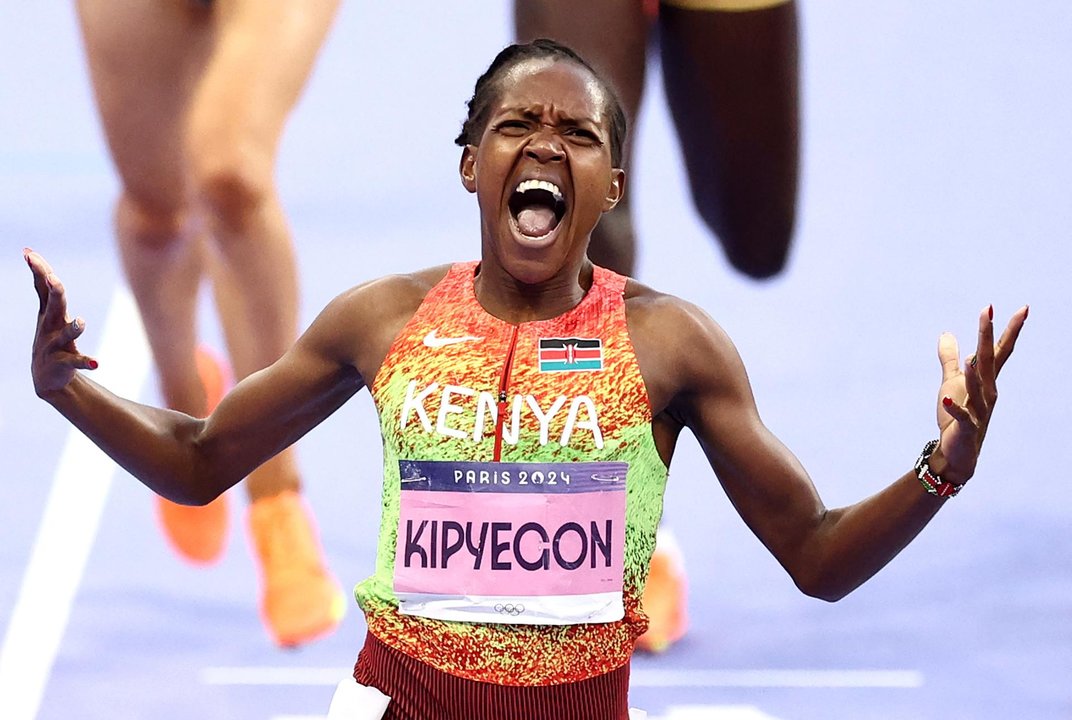 La keniana Faith Kipyegon entra primera en meta en la carrera de los 1500 metros. EFE/EPA/ANNA SZILAGYI