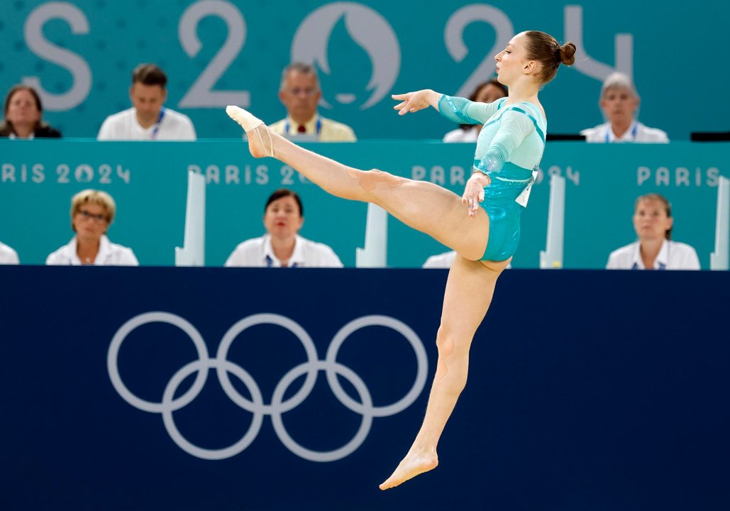 La gimnasta rumana Ana Barbosu en el Bercy Arena en Paris, Francia. EFE/EPA/CAROLINE BREHMAN