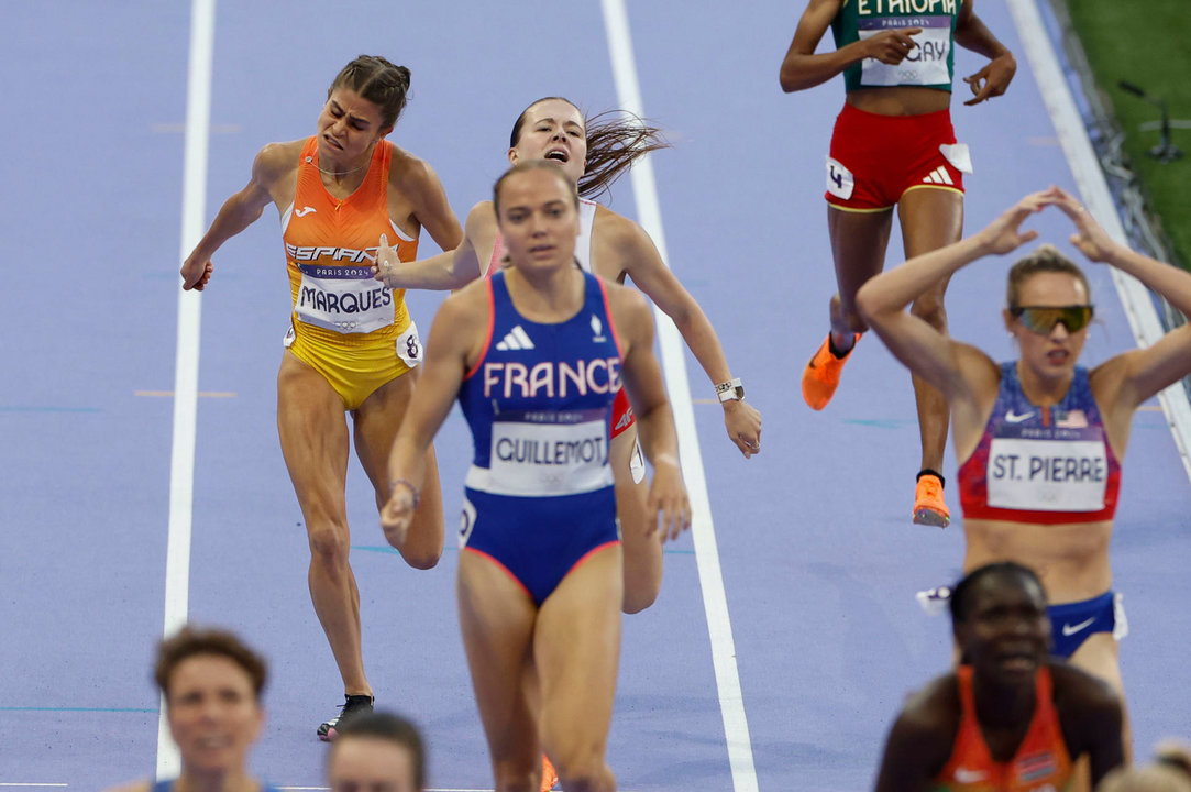 La atleta española Agueda Marques (i) compite en la final de 1500m femeninos en el marco de los Juegos Olímpicos París 2024, este sábado, en el Estadio de Francia de Saint-Denis. EFE/ Julio Muñoz