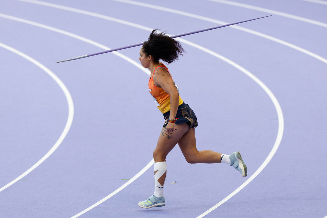 La atleta española Yulenmis Aguilar compite en la final femenina de Lanzamiento de jabalina en el marco de los Juegos Olímpicos París 2024, este sábado, en el Estadio de Francia de Saint-Denis. EFE/ Julio Muñoz