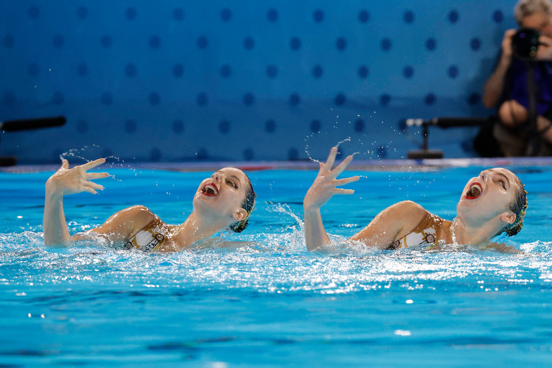 Las nadadoras españolas Iris Tió y Alisa Ozhogina compiten en la prueba de Duo Rutina Libre de Natación Artística, en los Juegos Olímpicos de París 2024 este sábado, en Saint-Denis (Francia). EFE/ Lavandeira Jr.