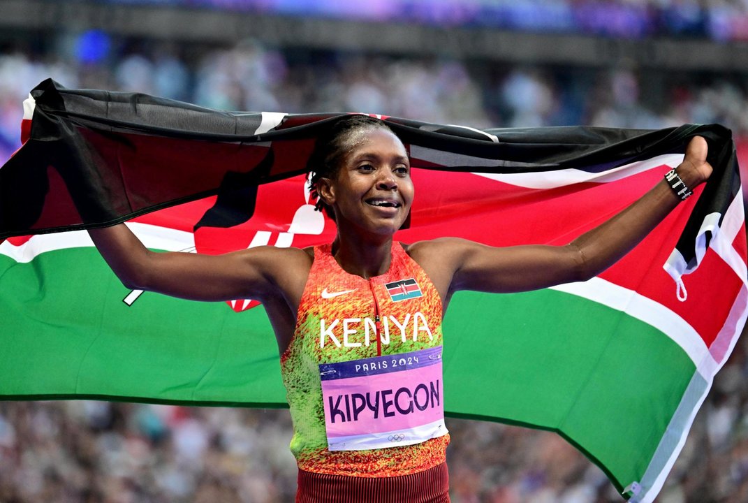 La atleta keniata Faith Kipyegon celebra su victoria en la prueba de los 1500m en Saint Denis. EFE/EPA/CHRISTIAN BRUNA