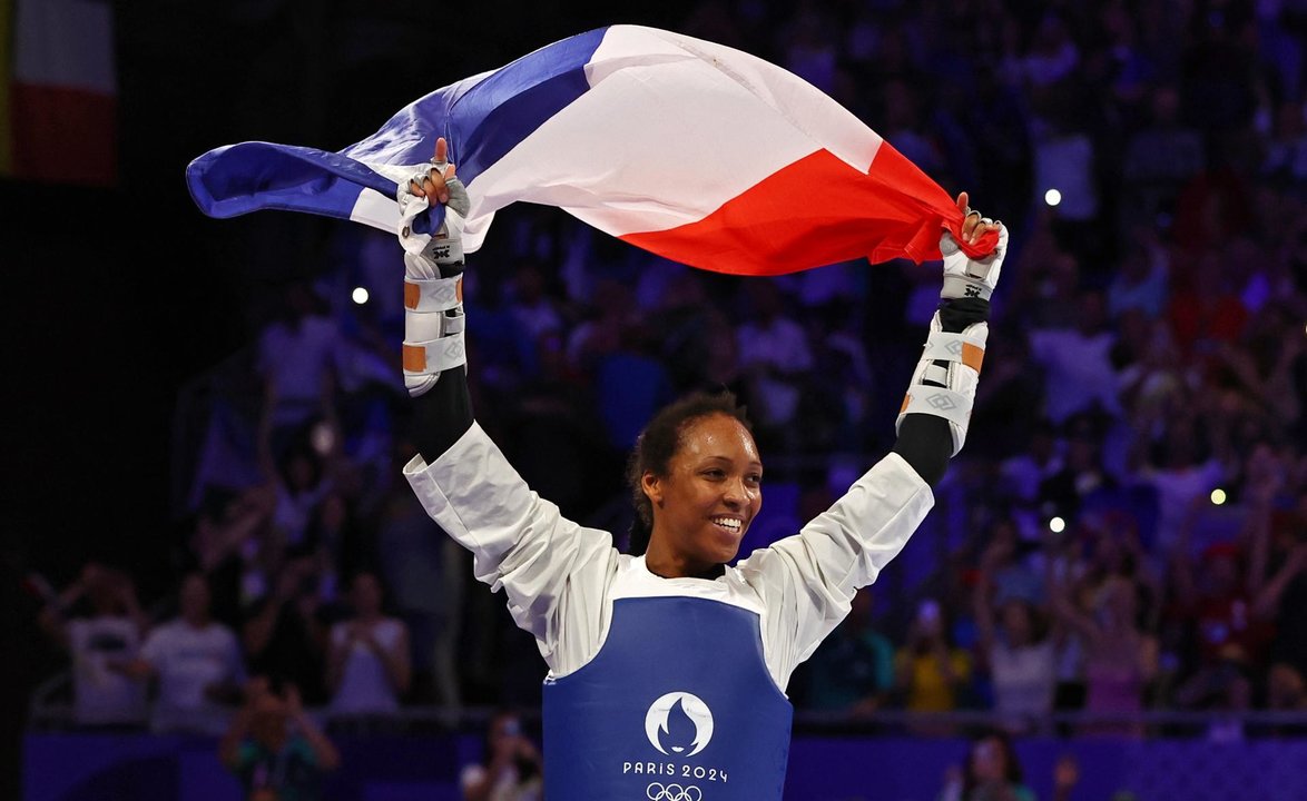 La francesa Althea Laurin celebra su victoria ante la uzbeka Svetlana Osipova en la categoría +67kg. EFE/EPA/DIVYAKANT SOLANKI