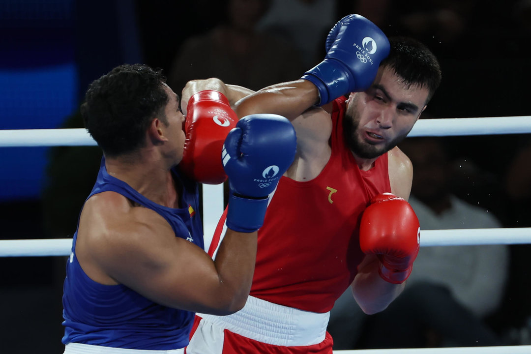 El boxeador español Ayoub Ghadfa (azul) en acción ante el uzbeko Bahodir Jalolov durante el combate por la medalla de oro de Boxeo +92 kg masculino, de los Juegos Olímpicos de París 2024 este sábado, en el Estadio Roland-Garros de la capital gala. EFE/ Kiko Huesca