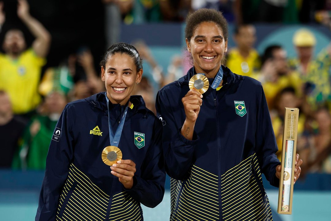 Ana Patricia Silva Ramos (d) y Eduara Santos Lisboa 'Duda' fueon registradas este viernes, 9 de agosto, al posar con sus medallas de oro del voleibol de playa femenino de los Juegos Olímpicos 2024, a los pies de la Torre Eiffel, en París (Francia). EFE/Yoan Valat