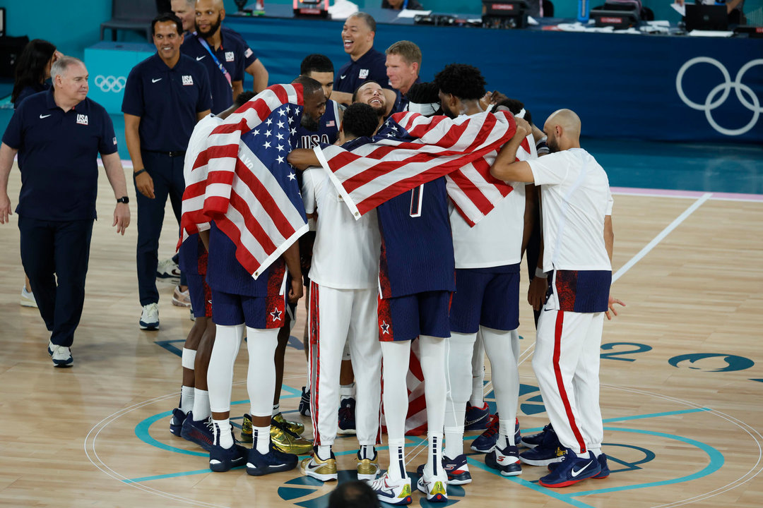 Los jugadores estadounidenses celebran la victoria ante Francia en la final de Baloncesto masculino, entre Francia y EEUU, de los Juegos Olímpicos de París 2024 este sábado, en el Bercy Arena de la capital gala. EFE/ Juanjo Martin