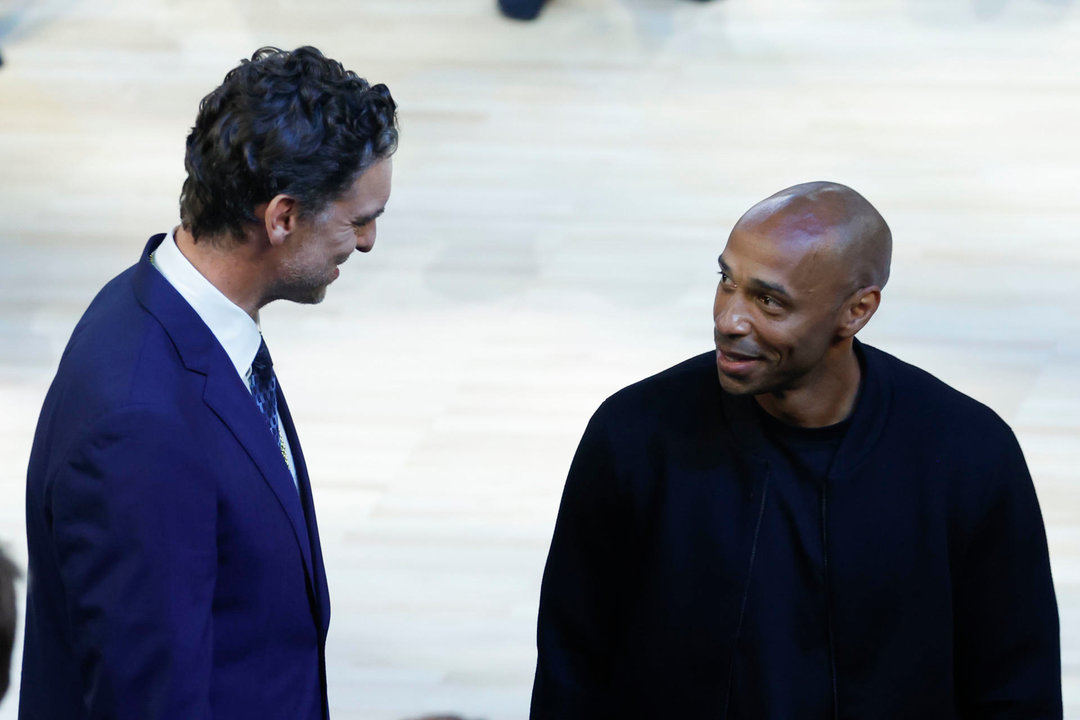 El ex jugador de baloncesto español Pau Gasol habla con el ex jugador de fútbol y entrenador del equipo olímpico francés de fútbol, Thierry Henry (d), durante la final de Baloncesto masculino, entre Francia y EEUU, de los Juegos Olímpicos de París 2024 este sábado, en el Bercy Arena de la capital gala. EFE/ Juanjo Martin